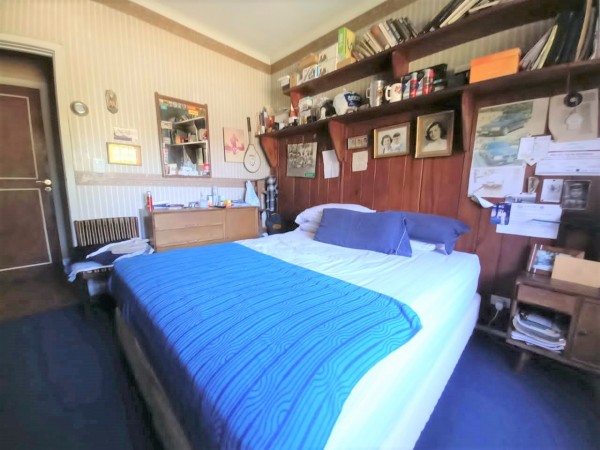 Chalet a modernizar con gran Parque Libre en Excelente Zona!