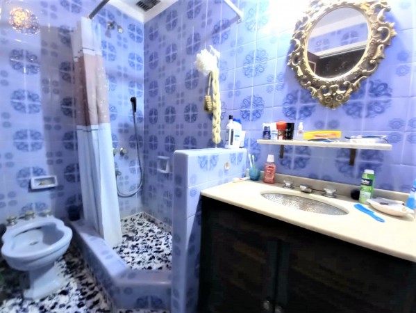 Chalet a modernizar con gran Parque Libre en Excelente Zona!