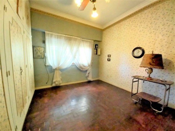 Chalet a modernizar con gran Parque Libre en Excelente Zona!