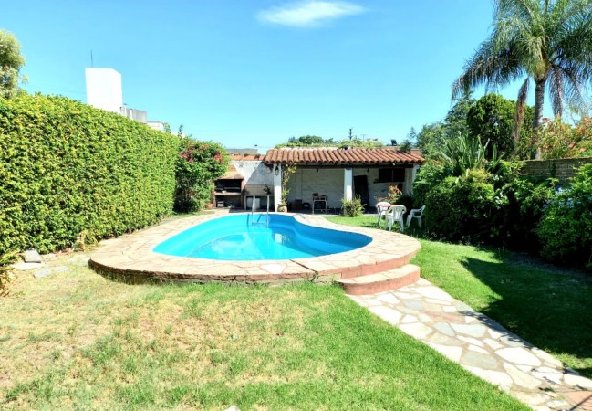 Chalet a modernizar con gran Parque Libre en Excelente Zona!