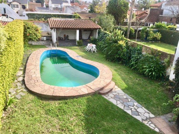 Chalet a modernizar con gran Parque Libre en Excelente Zona!
