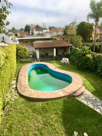 Chalet a modernizar con gran Parque Libre en Excelente Zona!
