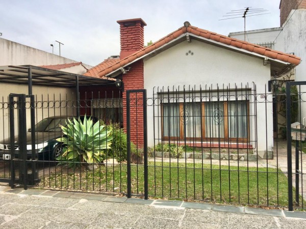 Chalet a modernizar con gran Parque Libre en Excelente Zona!