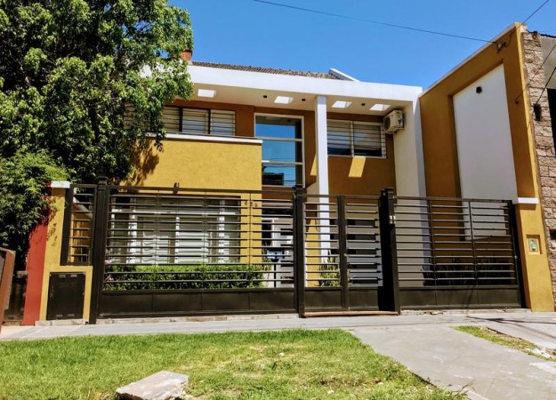 Hermosa Casa 4 ambientes en Ituzaingo!