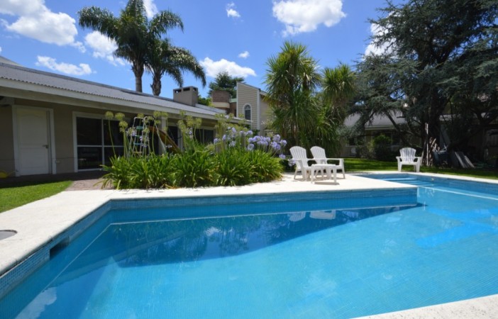 Hermoso Chalet en Castelar! Excelente Zona - Gran Parque Libre!