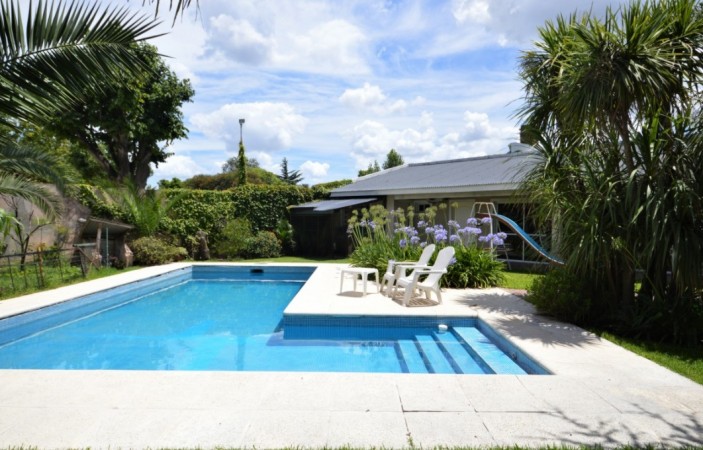 Hermoso Chalet en Castelar! Excelente Zona - Gran Parque Libre!