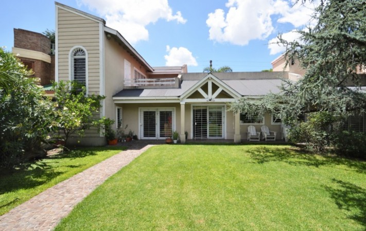 Hermoso Chalet en Castelar! Excelente Zona - Gran Parque Libre!