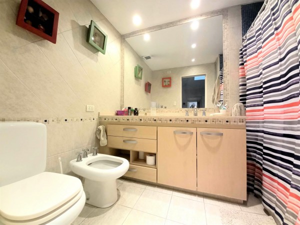 Hermoso Chalet en Castelar! Excelente Zona - Gran Parque Libre!