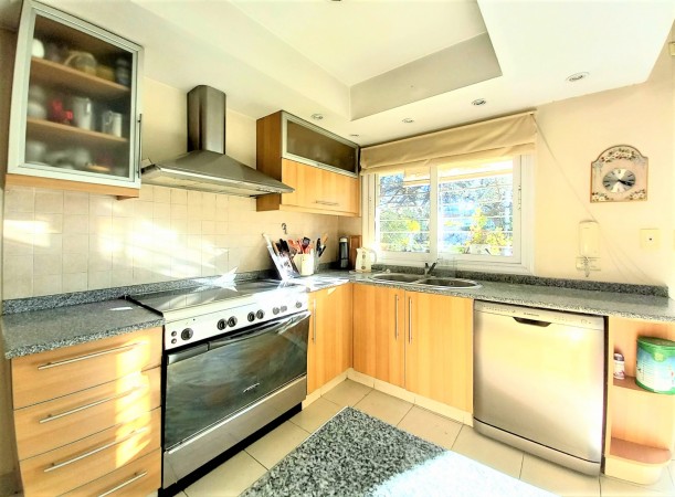Hermoso Chalet en Castelar! Excelente Zona - Gran Parque Libre!