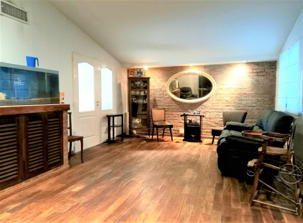 Hermoso Chalet en Castelar! Excelente Zona - Gran Parque Libre!