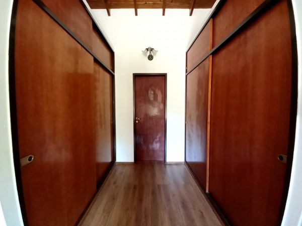 Hermosa casa en Castelar con gran Parque Libre! Excelente Zona!