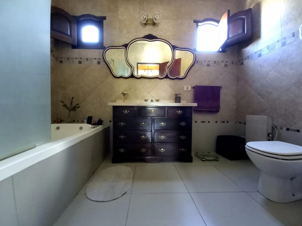 Hermosa casa en Castelar con gran Parque Libre! Excelente Zona!