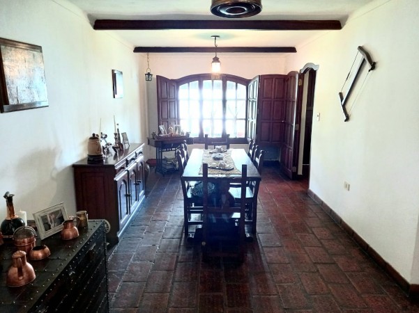 Hermosa casa en Castelar con gran Parque Libre! Excelente Zona!