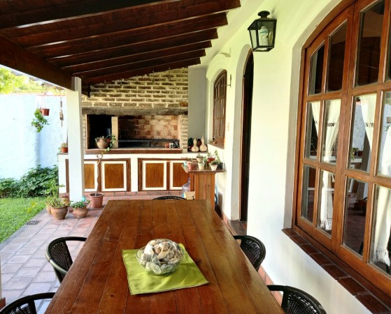 Hermosa casa en Castelar con gran Parque Libre! Excelente Zona!