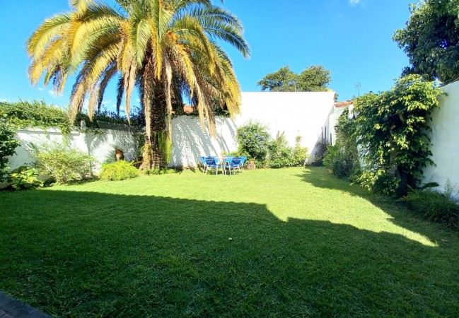 Hermosa casa en Castelar con gran Parque Libre! Excelente Zona!