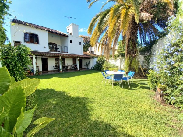 Hermosa casa en Castelar con gran Parque Libre! Excelente Zona!