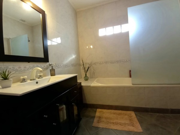 Hermosa casa en Castelar con gran Parque Libre! Excelente Zona!
