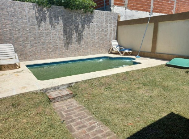 FINANCIA O PERMUTA! - Amplia Casa sobre lote de 10x30 en Morón!