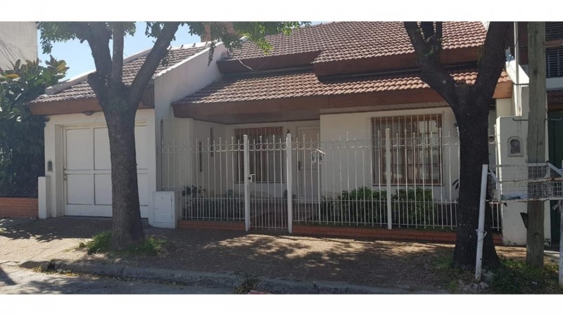 Monteagudo 842 - Permuta por casa en Castelar !!!