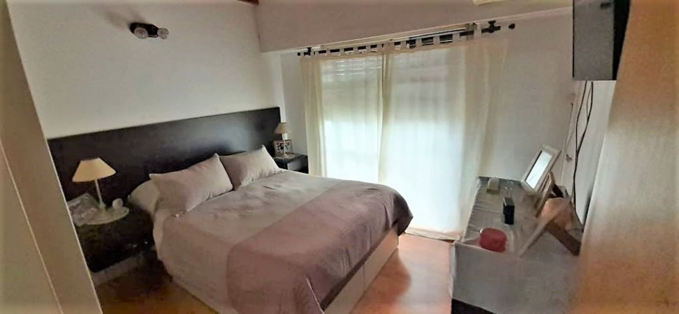 Triplex 4 ambientes en Morón con entrada de auto !