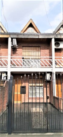 Triplex 4 ambientes en Morón con entrada de auto !