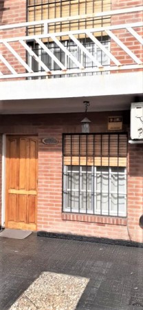 Triplex 4 ambientes en Morón con entrada de auto !