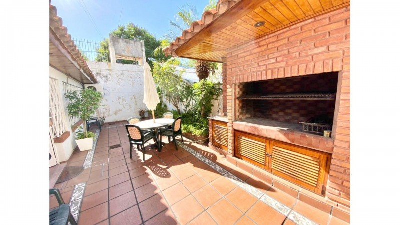PERMUTA - Hermoso Chalet de época en Zona Residencial de Castelar Sur!