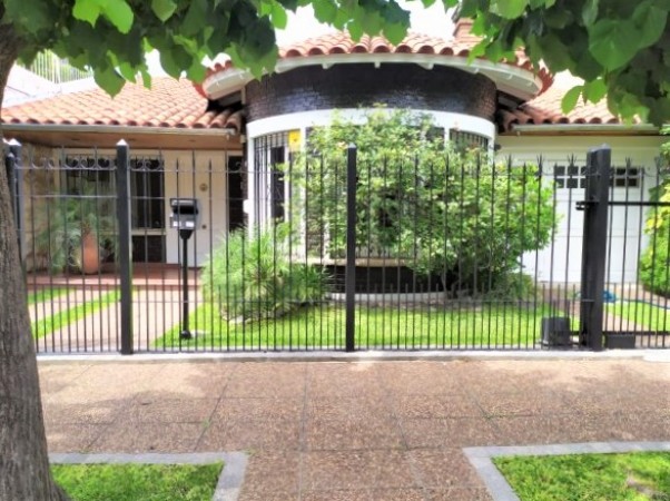 PERMUTA - Hermoso Chalet de época en Zona Residencial de Castelar Sur!