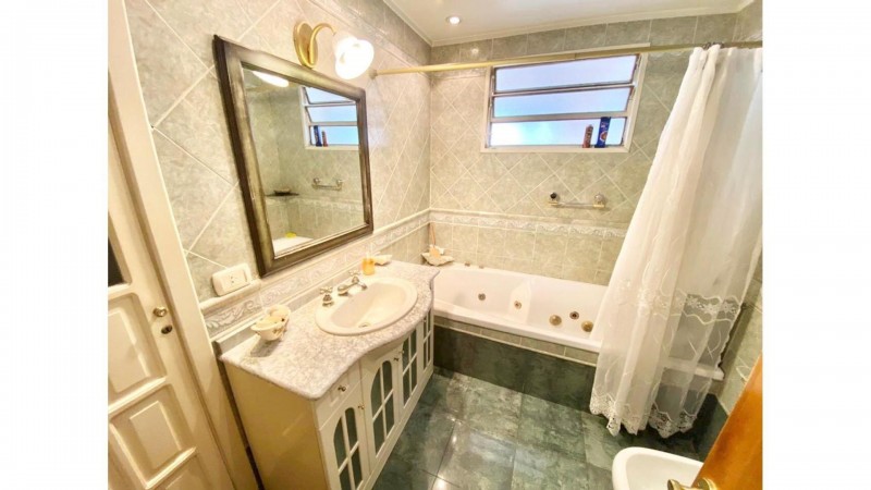 PERMUTA - Hermoso Chalet de época en Zona Residencial de Castelar Sur!