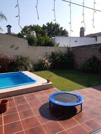Castelar Norte Impecable Chalet 4 ambientes Acepta Permutas !