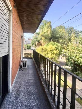 Duplex a 5 cdras de la estacion de Castelar Norte!