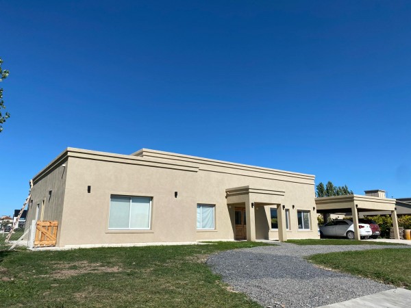Casa en venta en Comarcas de Lujan - 4 ambientes!