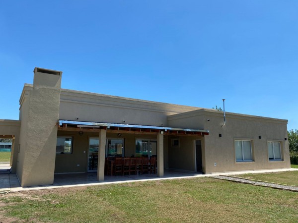 Casa en venta en Comarcas de Lujan - 4 ambientes!