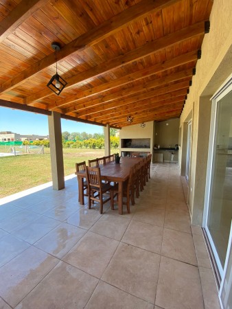 Casa en venta en Comarcas de Lujan - 4 ambientes!