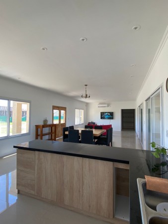 Casa en venta en Comarcas de Lujan - 4 ambientes!