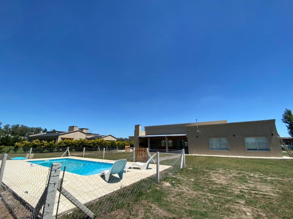 Casa en venta en Comarcas de Lujan - 4 ambientes!