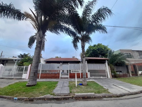 Casa en Venta en Villa Tesei - 3 ambientes! Gran parque libre!