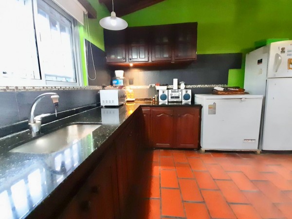 Casa en Venta en Villa Tesei - 3 ambientes! Gran parque libre!