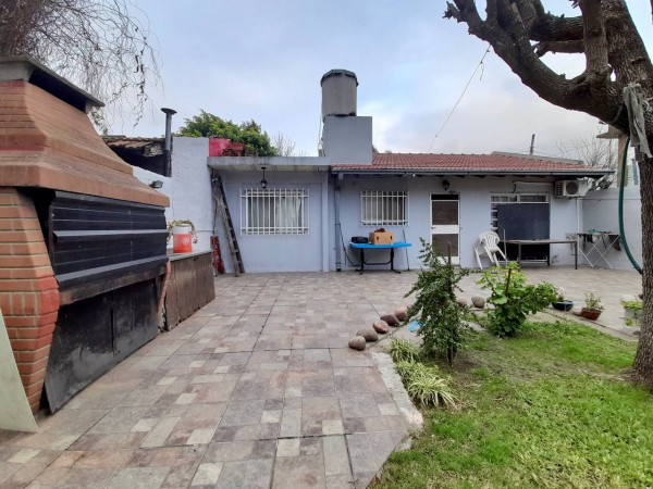 Casa en Venta en Villa Tesei - 3 ambientes! Gran parque libre!