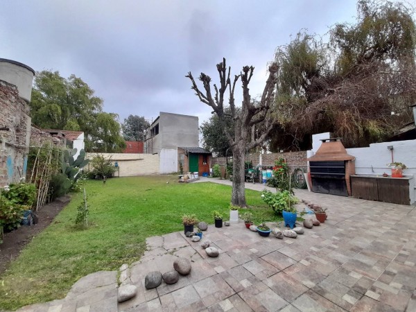 Casa en Venta en Villa Tesei - 3 ambientes! Gran parque libre!