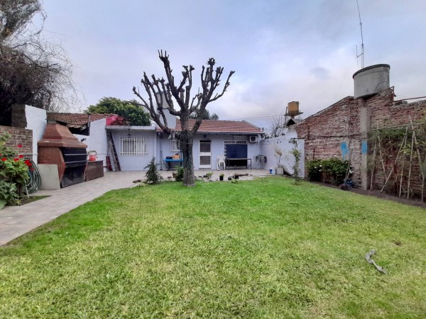 Casa en Venta en Villa Tesei - 3 ambientes! Gran parque libre!