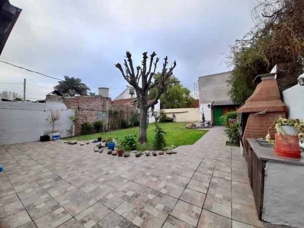 Casa en Venta en Villa Tesei - 3 ambientes! Gran parque libre!