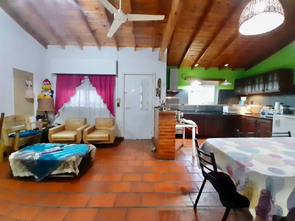 Casa en Venta en Villa Tesei - 3 ambientes! Gran parque libre!