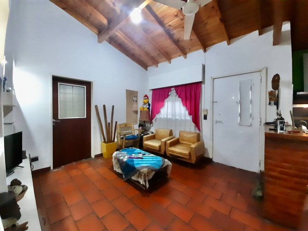 Casa en Venta en Villa Tesei - 3 ambientes! Gran parque libre!