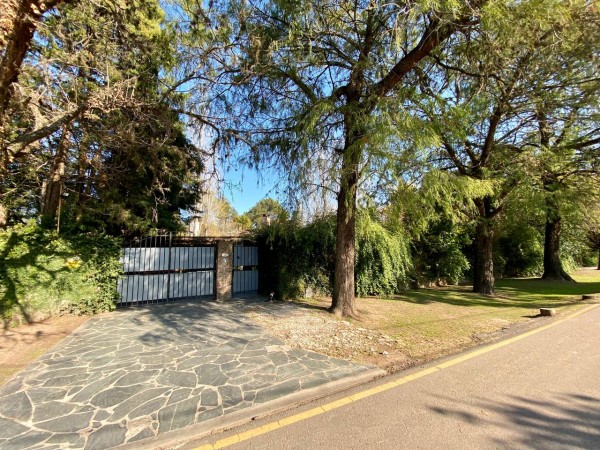 NUEVO VALOR!! Casa en Venta en Parque Leloir - sobre el circuito! 2100 MTS! - PERMUTA!