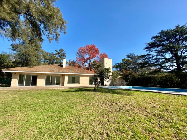 Casa en venta en Ituzaingó - Parque Leloir! 2700 mts