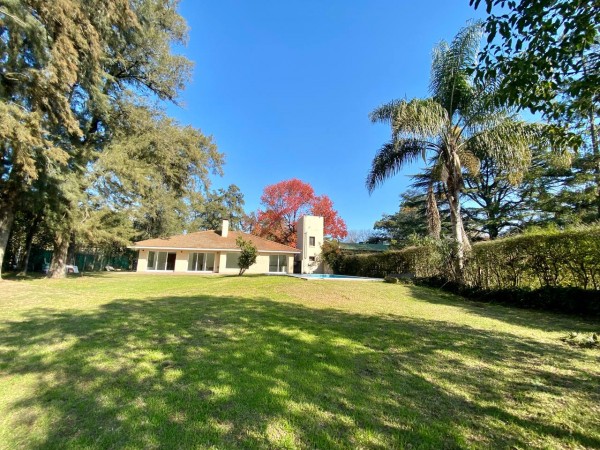 Casa en venta en Ituzaingó - Parque Leloir! 2700 mts
