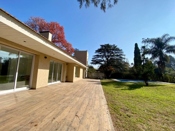 Casa en venta en Ituzaingó - Parque Leloir! 2700 mts