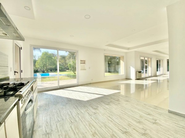 Casa en venta en Ituzaingó - Parque Leloir! 2700 mts