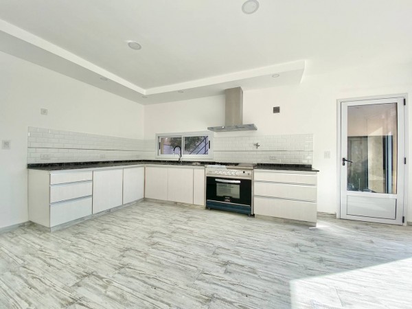 Casa en venta en Ituzaingó - Parque Leloir! 2700 mts